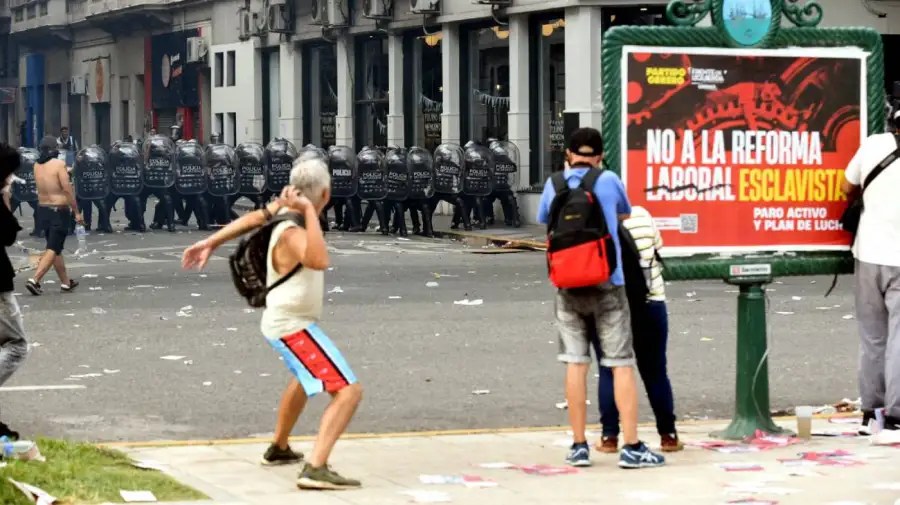 Molotovs, veredas rotas a martillazos y más de 50 detenidos: así fue la marcha de la CGT contra la reforma laboral