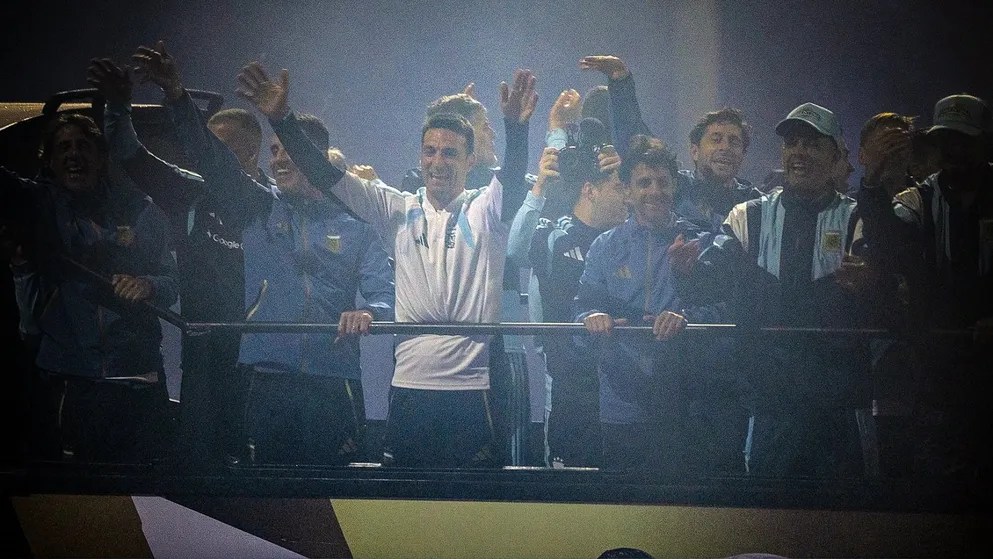 La Selección Argentina regresó al país tras la final del Mundial 2026: así fue la bienvenida al plantel