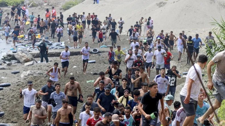 España: detectan traslados de migrantes desde Ceuta hacia Andalucía en lanchas y motos de agua