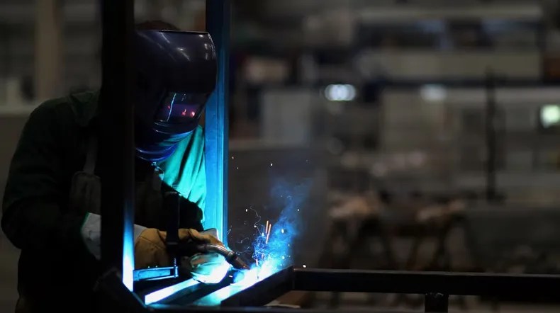 La industria rebotó en junio, pero acumula una caída del 2,2% en el semestre