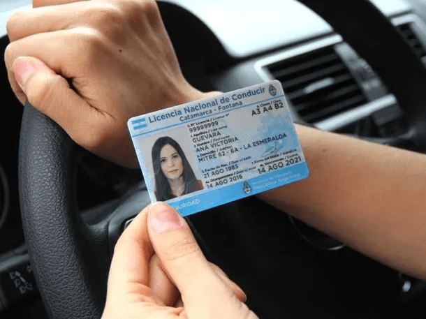 El Gobierno prevé suspender la licencia de conducir a quienes acumulen infracciones de tránsito