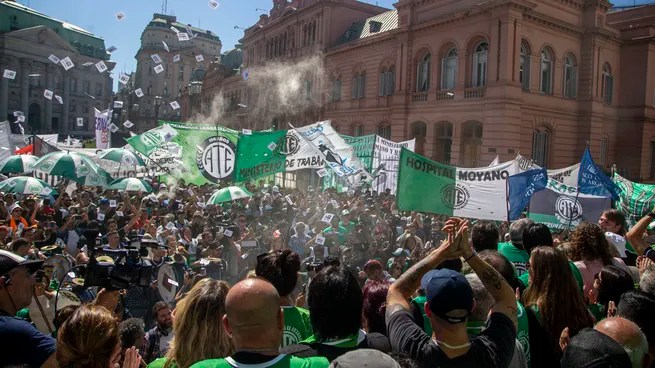 Sindicatos y organizaciones sociales marchan para denunciar el endeudamiento familiar