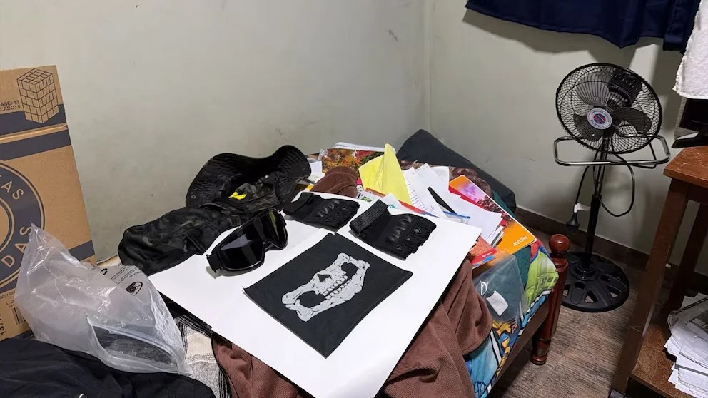 Un adolescente planeaba matar a sus compañeros de colegio, se lo contó a ChatGPT y el FBI lo detectó: allanaron su casa en Quilmes