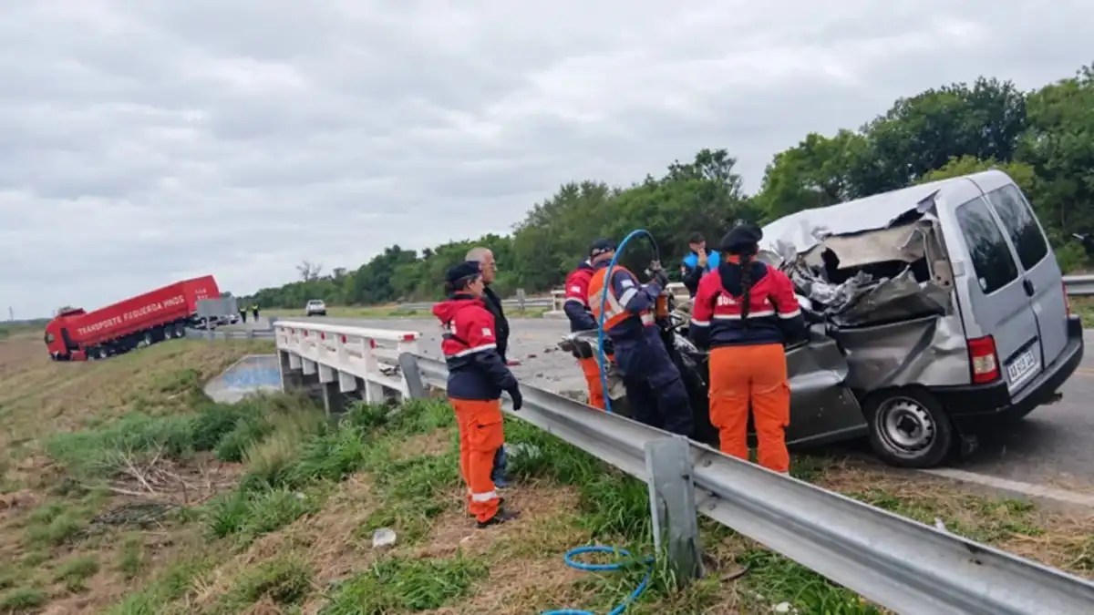 Tragedia en la ruta 9: dos policías murieron en un choque cerca de Benjamín Paz
