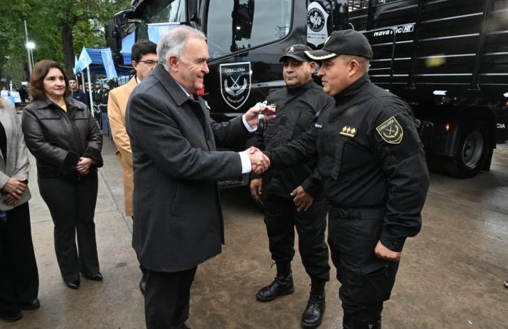 Jaldo encabezó la inauguración de aulas y la entrega de equipamiento para la Policía de Tucumán