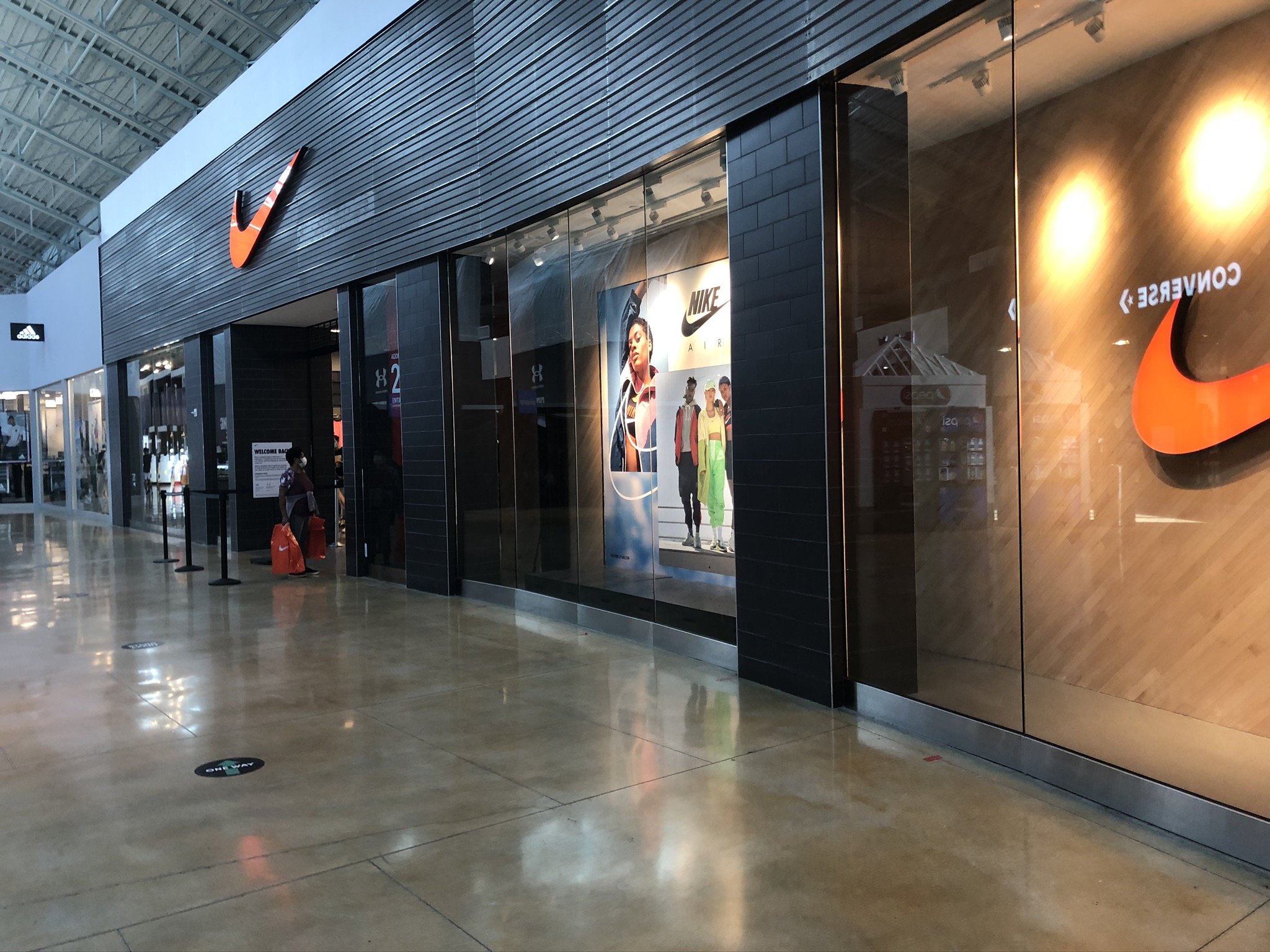 Reapertura del Dolphin Mall - Turista en Miami