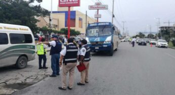 Sanción a ‘combis’ de Cancún que lleven pasajeros de pie