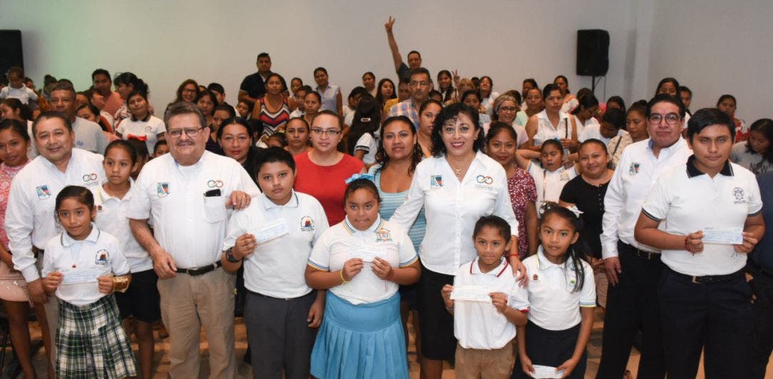 Se realizó el pago de estos apoyos a 60 alumnos de primaria y secundaria de la cabecera municipal