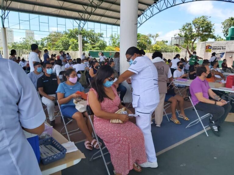 Responden trabajadores turísticos a la vacunación en Cancún.