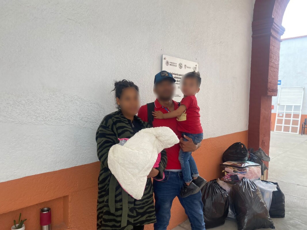 Migrante venezolana por poco recibe a la cigüeña en el techo de un tren; tanto la madre como su bebé gozan de buena salud.