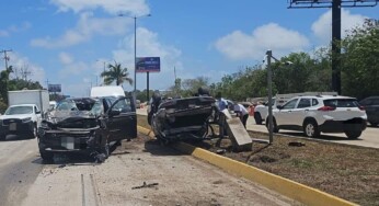 Aparatoso choque y volcadura en el Bulevar Colosio de Cancún