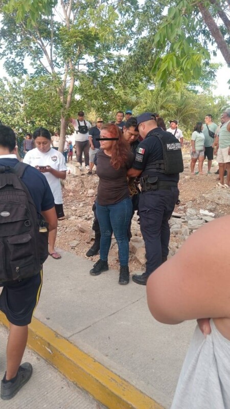 Asesinan a tiros a un elemento de la Policía de Cancún; una mujer lo interceptó cuando llevaba a su hijo a la escuela en Paraíso Maya.