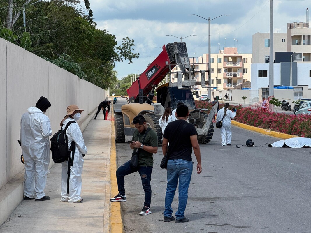 Fallece motociclista en un choque en Privadas Sacbe en Cancún; al parecer perdió el control y se impactó contra una maquinaria pesada.