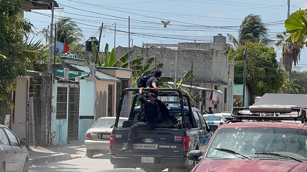 Detienen vecinos a par de ladores en colonia de invasión en Cancún; los delincuentes fueron entregados a los policías municipales.