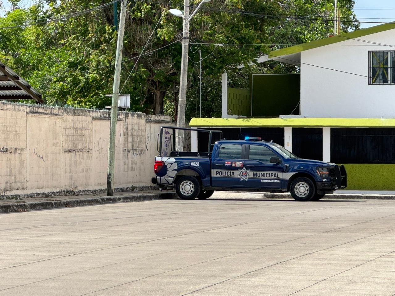Abandonan cuerpo embolsado en la Supermanzana 27 de Cancún (VIDEO); fue abandonado cerca de la primaria “Agustín Melgar”.