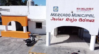 Gobierno de Isla Mujeres realiza trabajos de limpieza y mantenimiento en el mercado municipal ‘Javier Rojo Gómez’