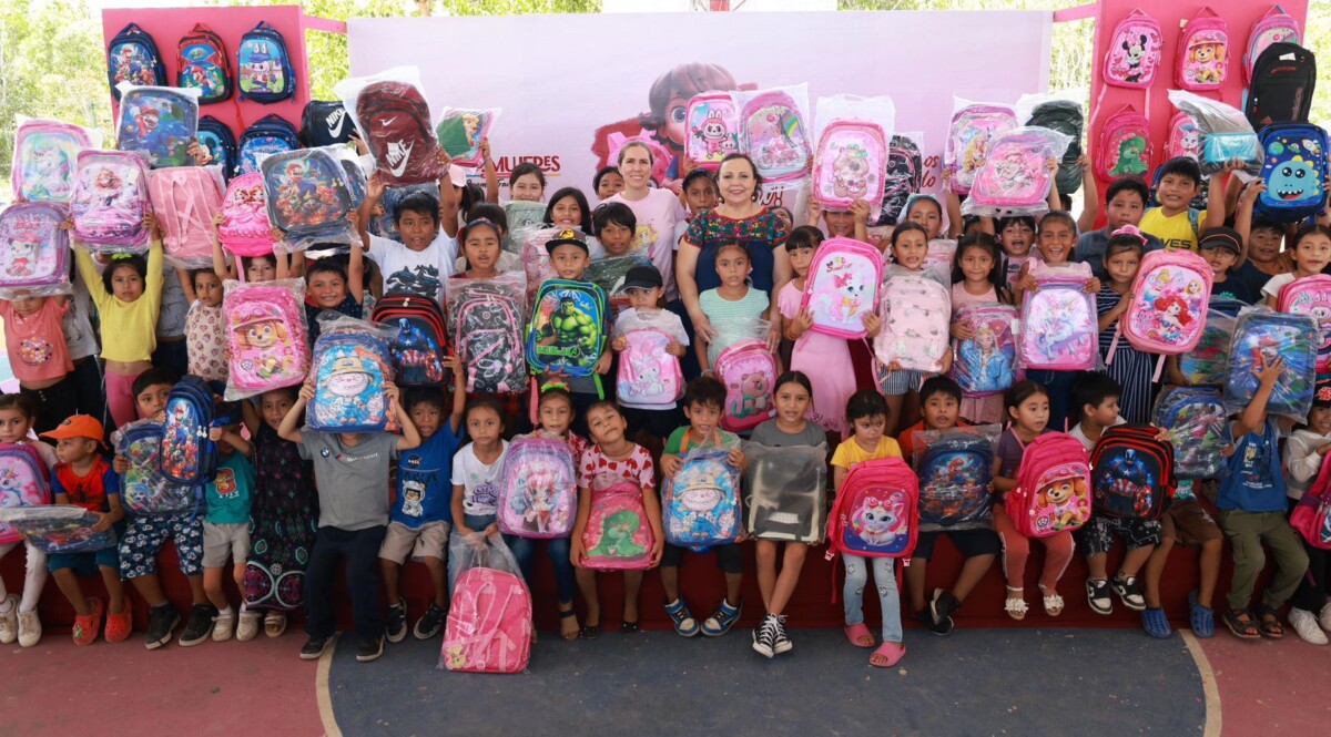 Gobierno de Isla Mujeres continúa con la entrega de 5 mil mochilas escolares del Programa Transformando la Educación: Mi Mochila
