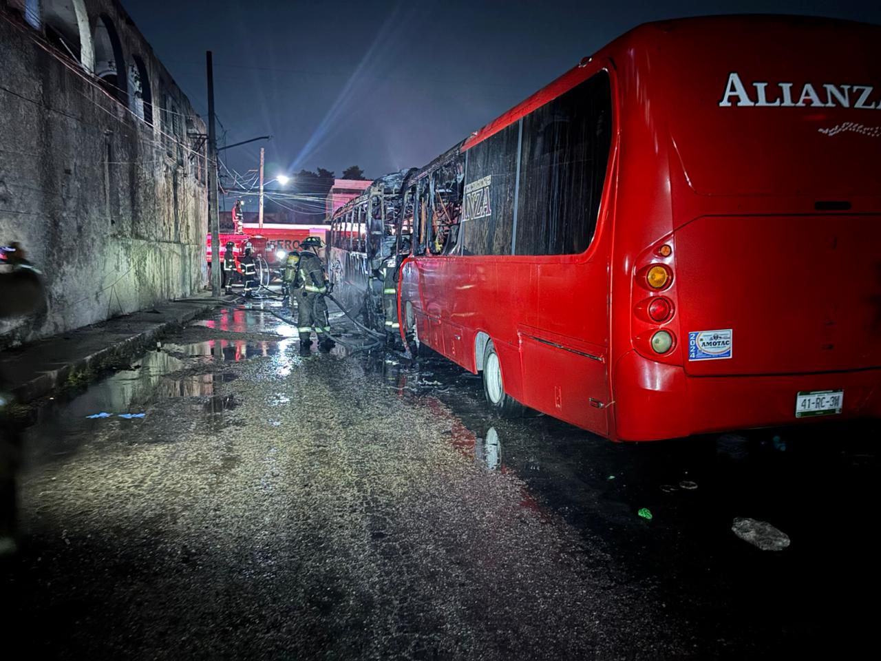 Se incendian dos autobuses de turismo Alianza (VIDEO); las autoridades investigan si el siniestro fue provocado.