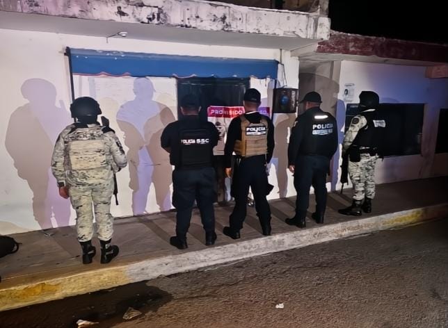Rescatan en Cancún a 14 mujeres explotadas sexualmente en la Supermanzana 66 (VIDEO), autoridades realizaron cateos en tres predios de la calle 18.