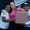 Atenea Gómez Ricalde entrega casa por casa los apoyos alimentarios del programa ‘Isleña de Corazón’