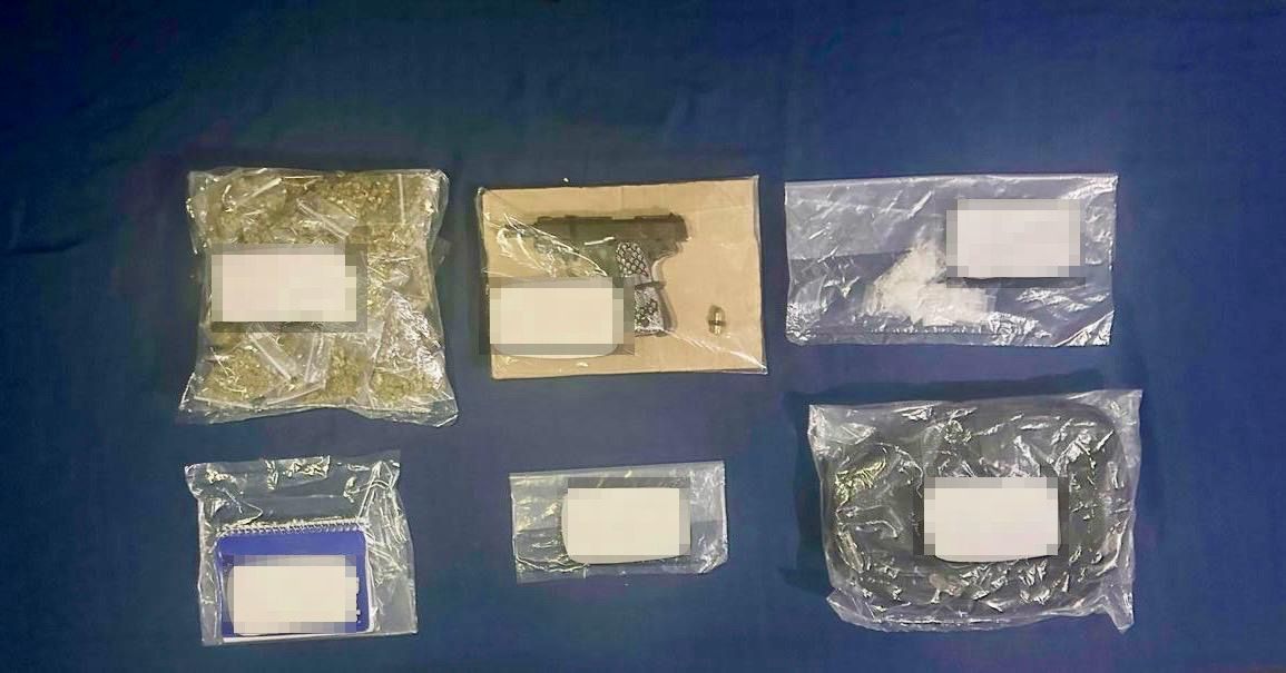 Detienen a mototaxista armado y con drogas en el fraccionamiento Villas del Mar 3; la pistola y los enervantes decomisados a Salatiel “N”.