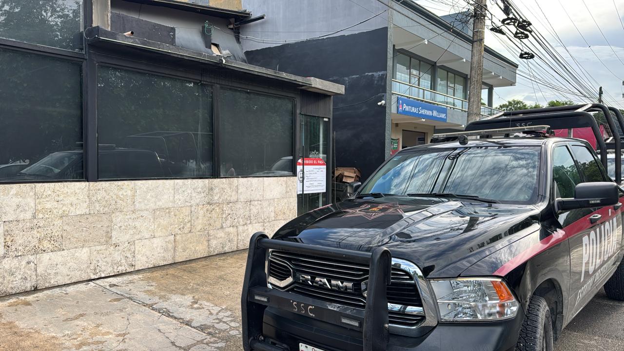 Sujetos allanan un bar asegurado por la Fiscalía en Cancún (VIDEO); al parecer se metieron a robar cuando los descubrió el vigilante.
