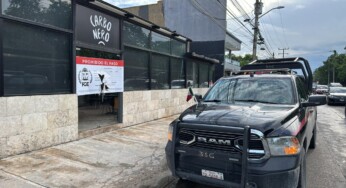 Sujetos intentan robar en un bar asegurado por la Fiscalía en Cancún (VIDEO)