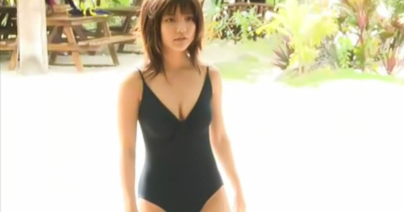 真野恵里菜のエロすぎる水着グラビア動画