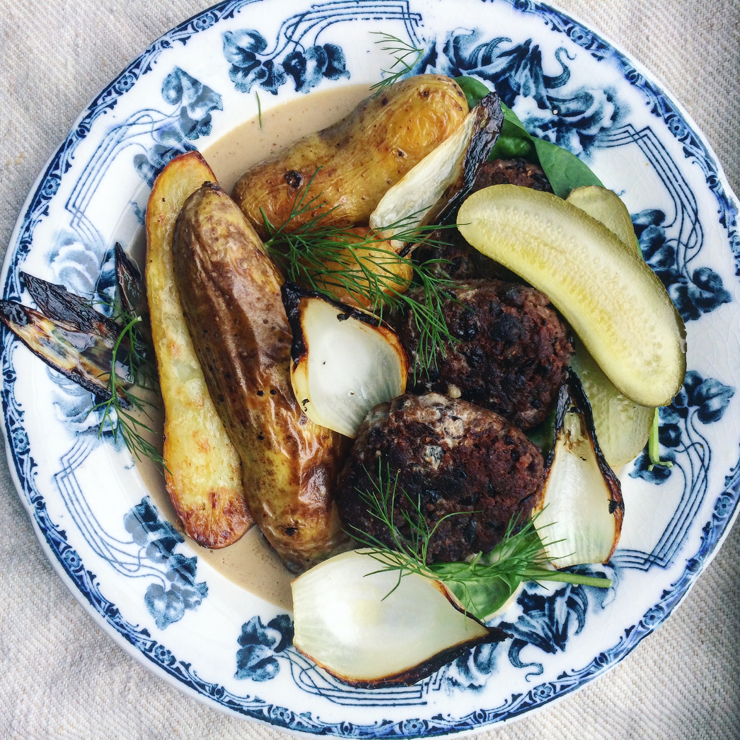 veganska bönbiffar med rostad potatis, vegansk gräddsås och sotad lök. Vegansk husmanskost.