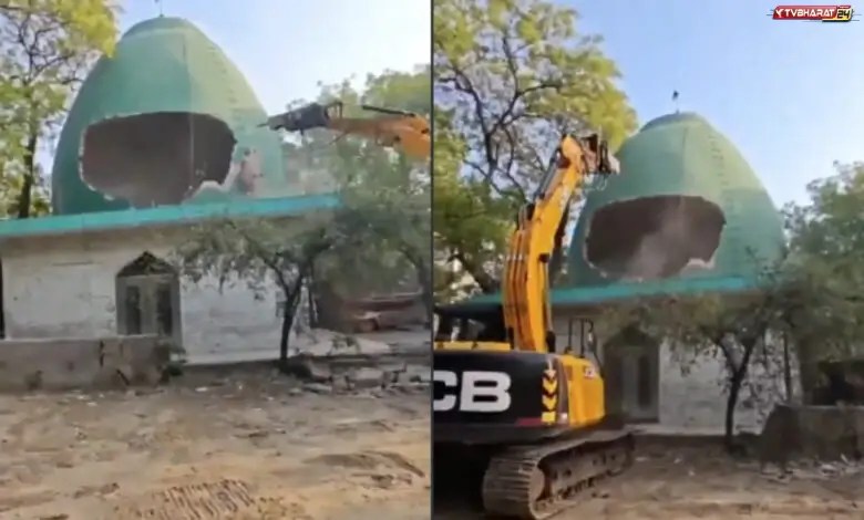 Delhi officials demolish dargah locals claim was built over 100 years ago
