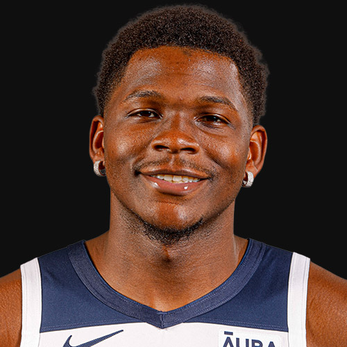 愛德華身穿灰狼球衣在場上運球突破，率領球隊逆轉灰熊。