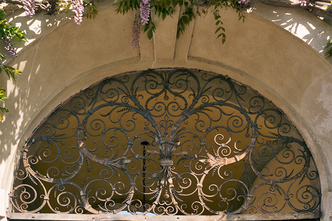 La griglia in ferro battuto