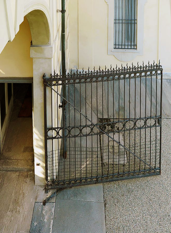 Varcato il portale e percorso il passocarraio vi è un cancello superato il quale è possibile accedere al parco/girdino della villa