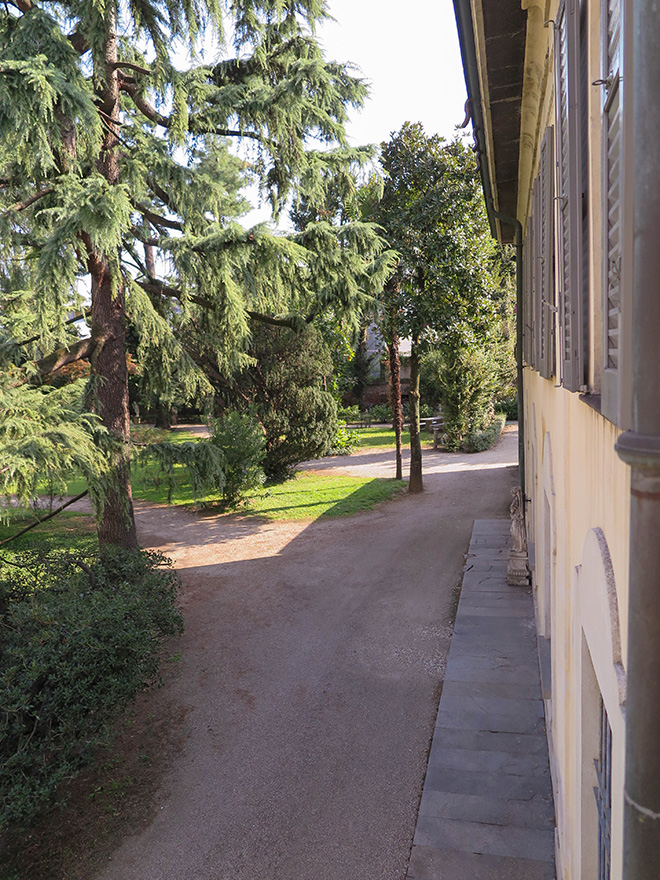 Fronte del lato a ovest della villa oggi in parte indipendente e posto al numeri civici 6 e 4.