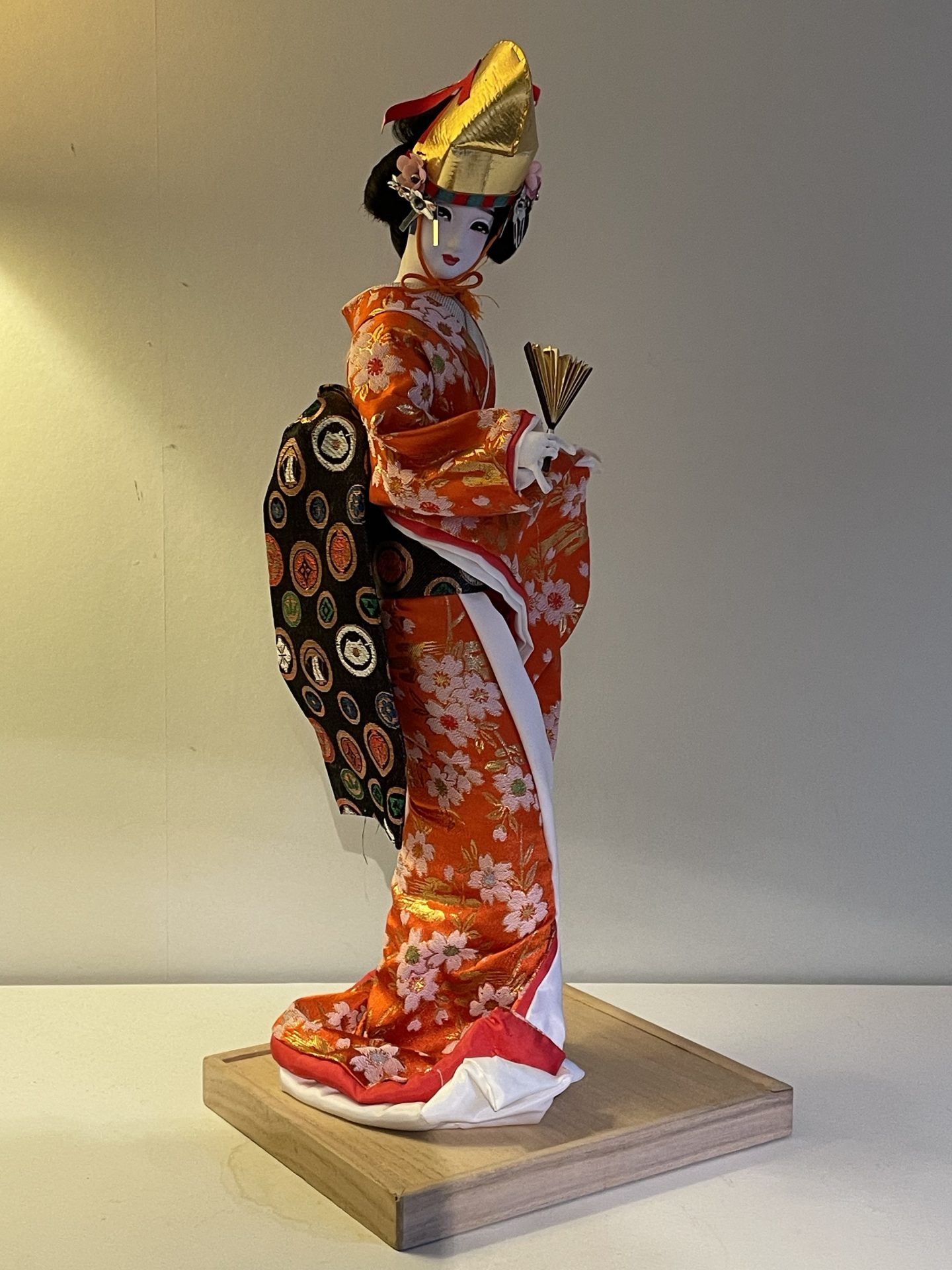 Vacker Japansk geisha docka i fin kulturell autentisk kimono i mycket fint skick.