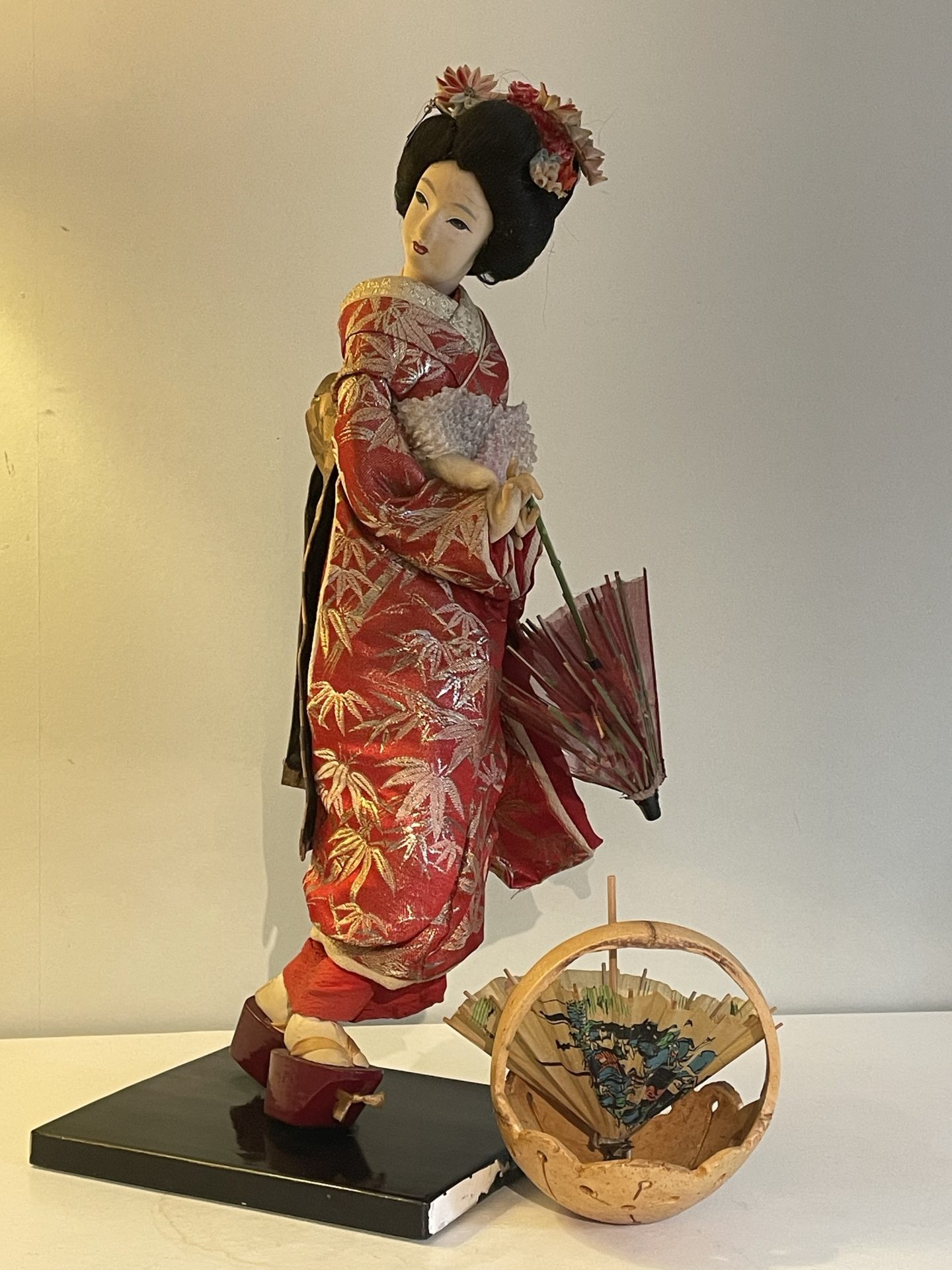 Vacker Japansk geisha docka i fin kulturell autentisk kimono med tillhörande vagn.
