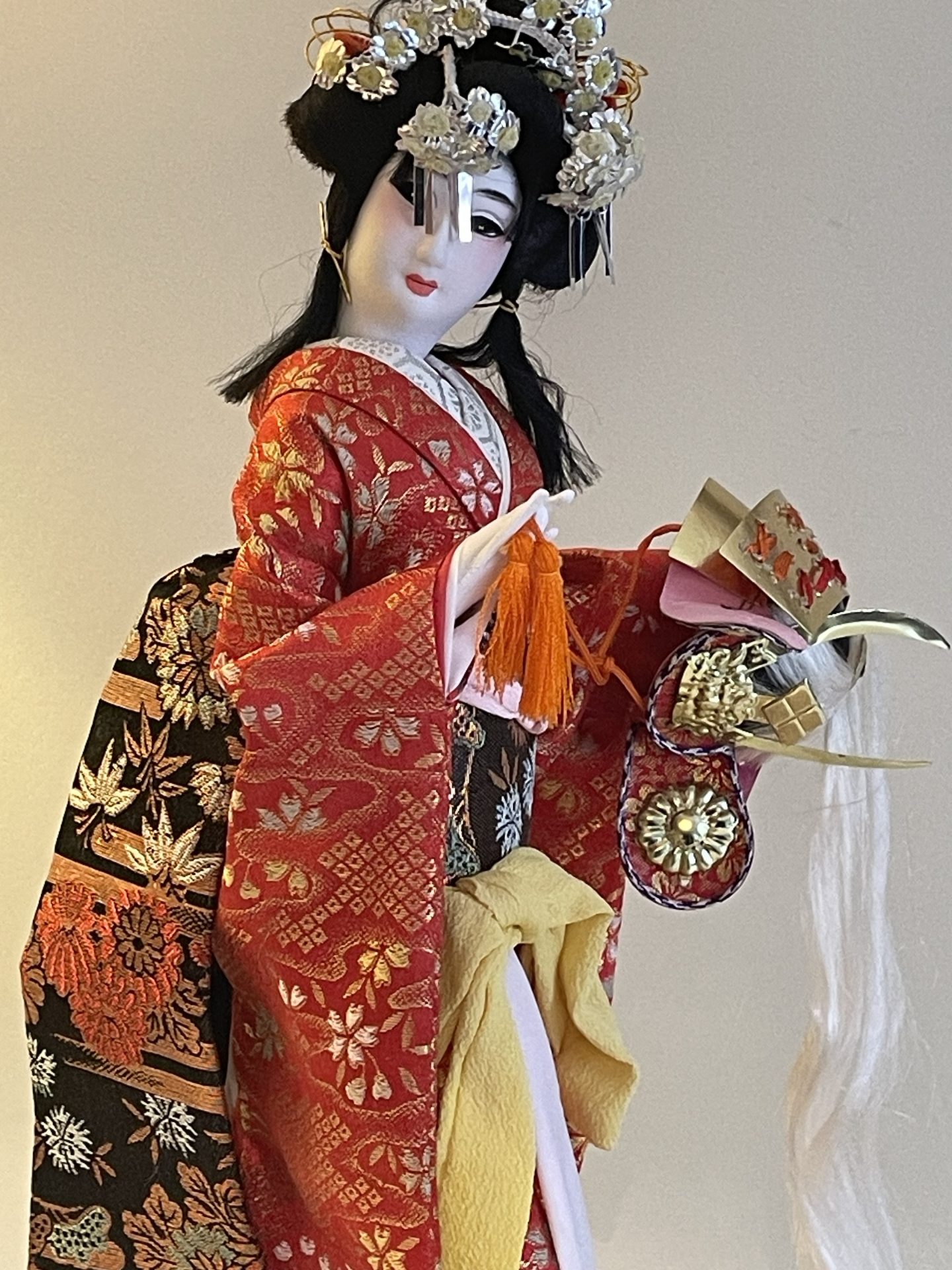 Vacker Japansk geisha docka i fin kulturell autentisk kimono med tillhörande vagn.