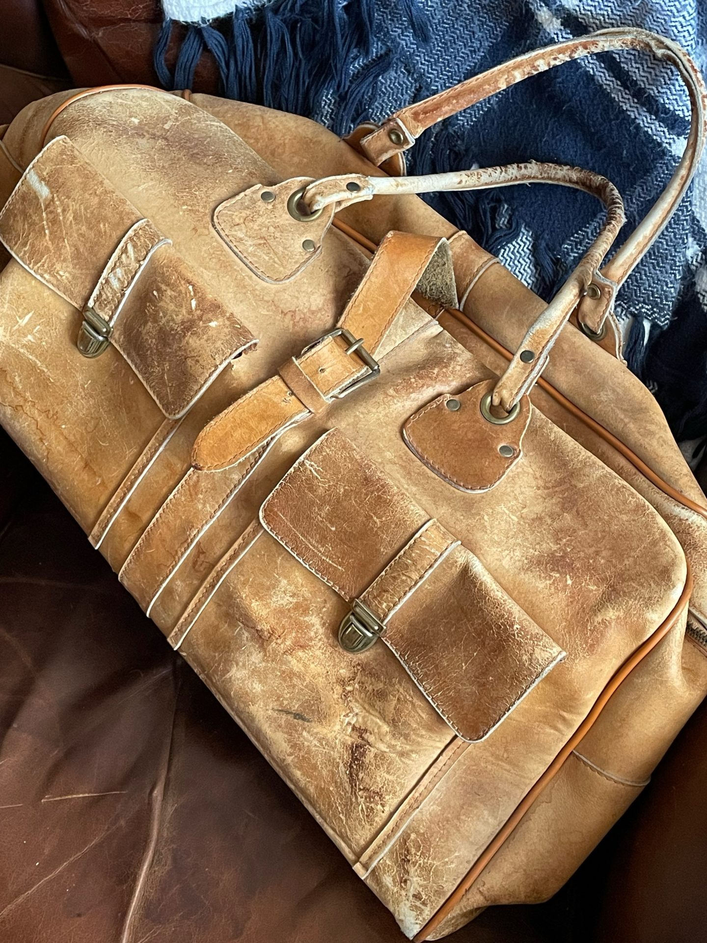 Snygg vintage weekend bag i mjukt skinn med vacker patina i fint skick.