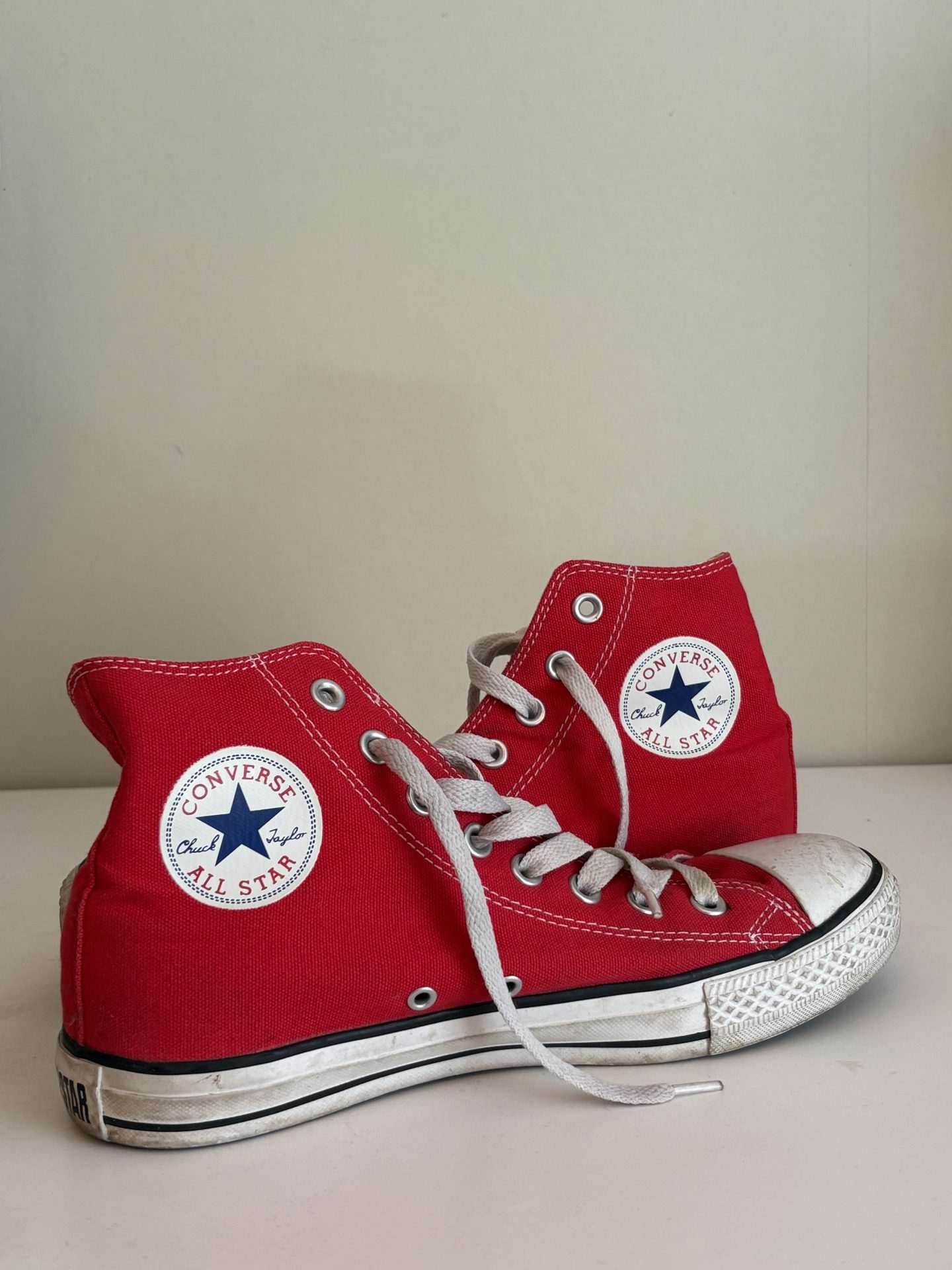 Snygga retro sneakers , Converse Allstars, Chuck Taylor edition. Stl 42.