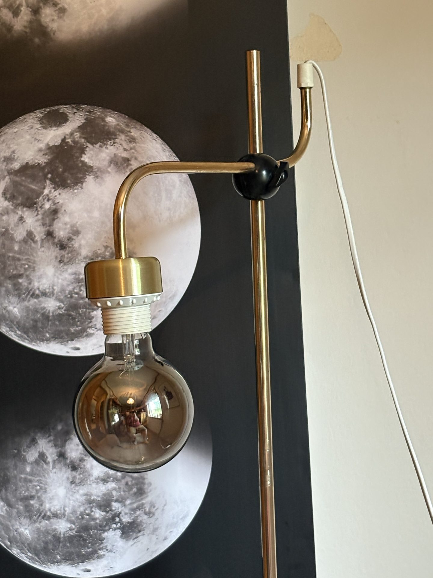Snygg vintage golvlampa i mässing. Ny kontakt medföljer.