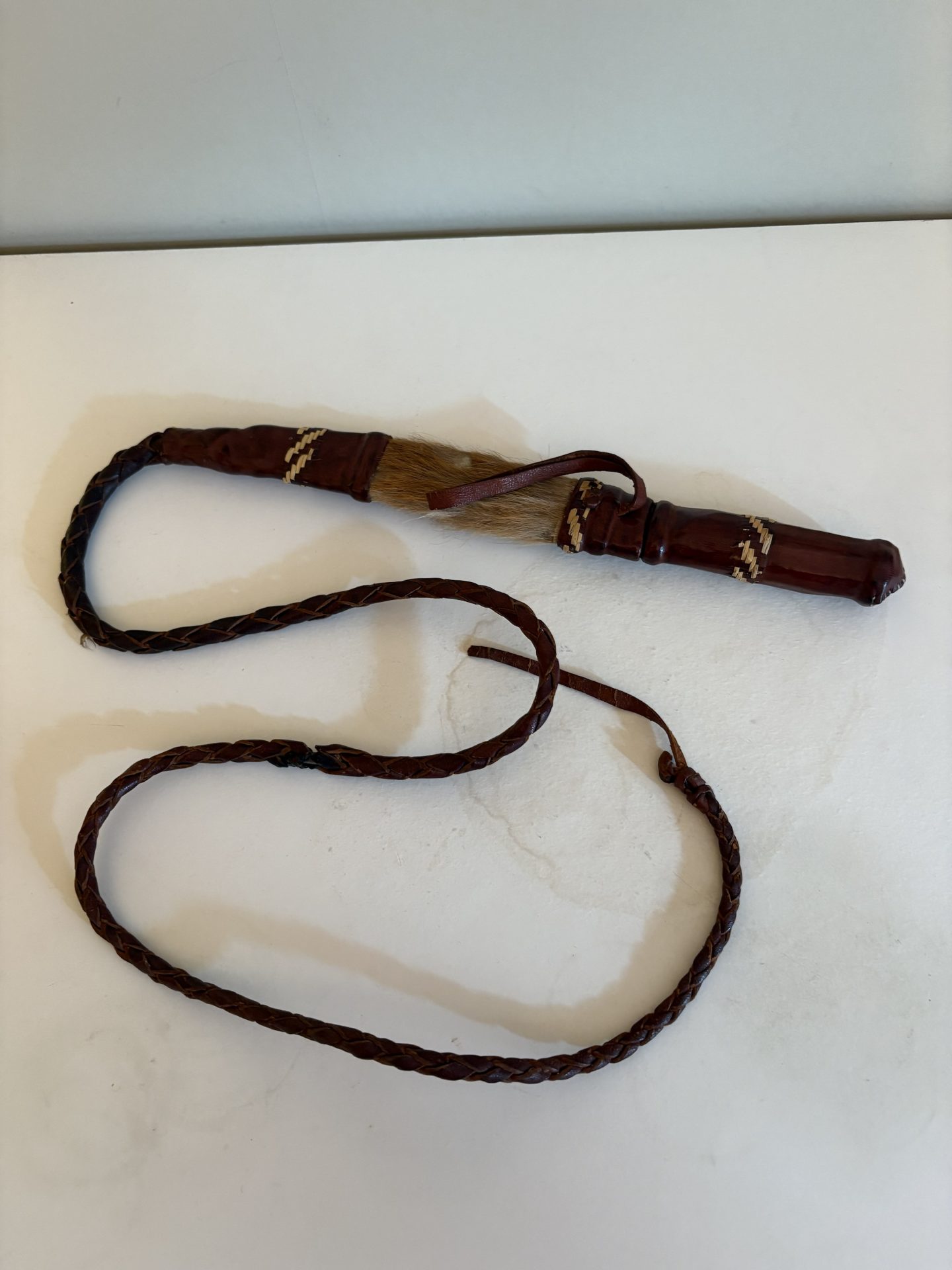 Vintage piska och kniv i läder från Afrika i gott skick.