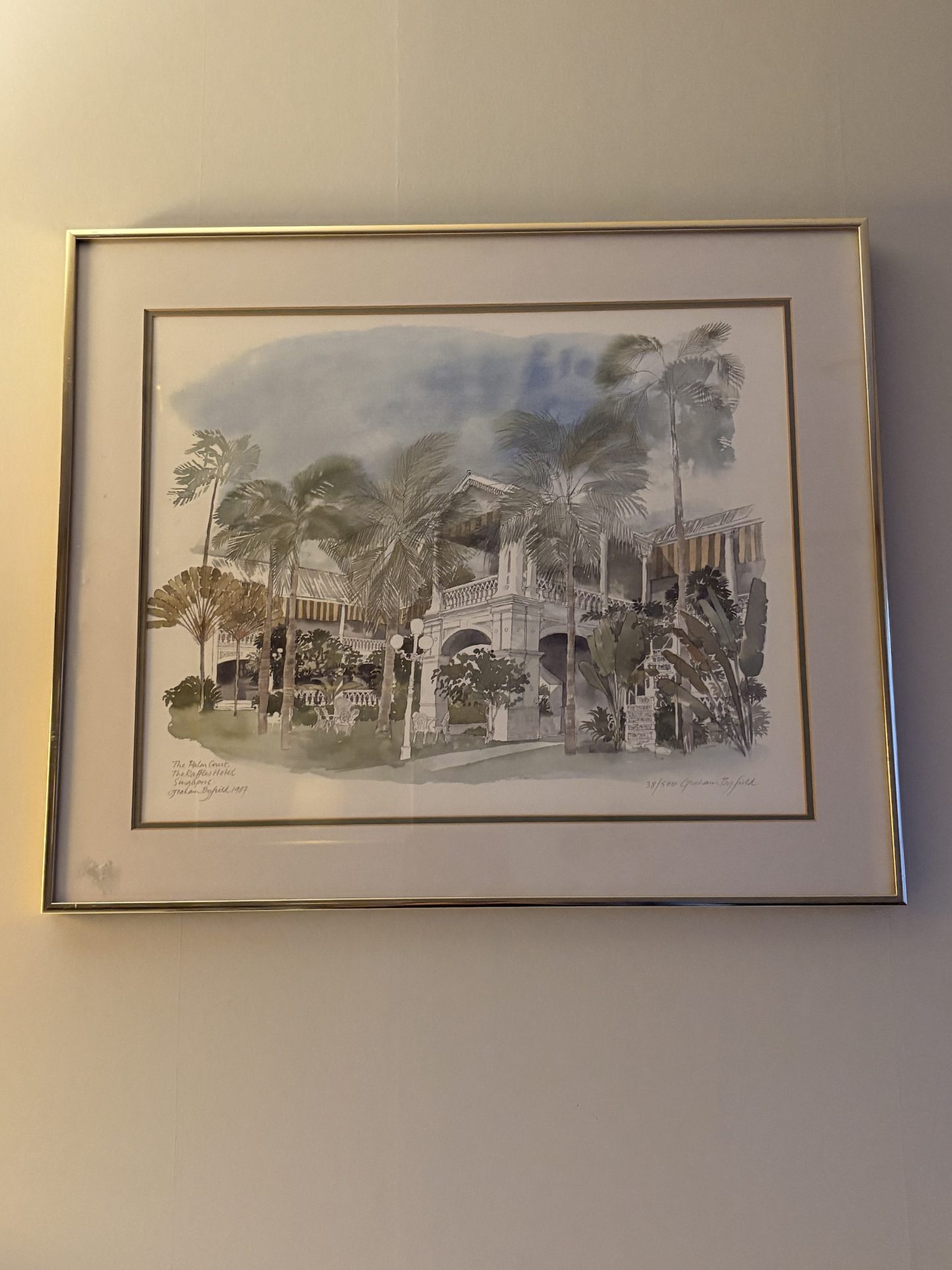 Vacker litografi utav Graham Byfield. The Palm Court, the Raffles Hotel Singapore 1987, nr 38/500.
