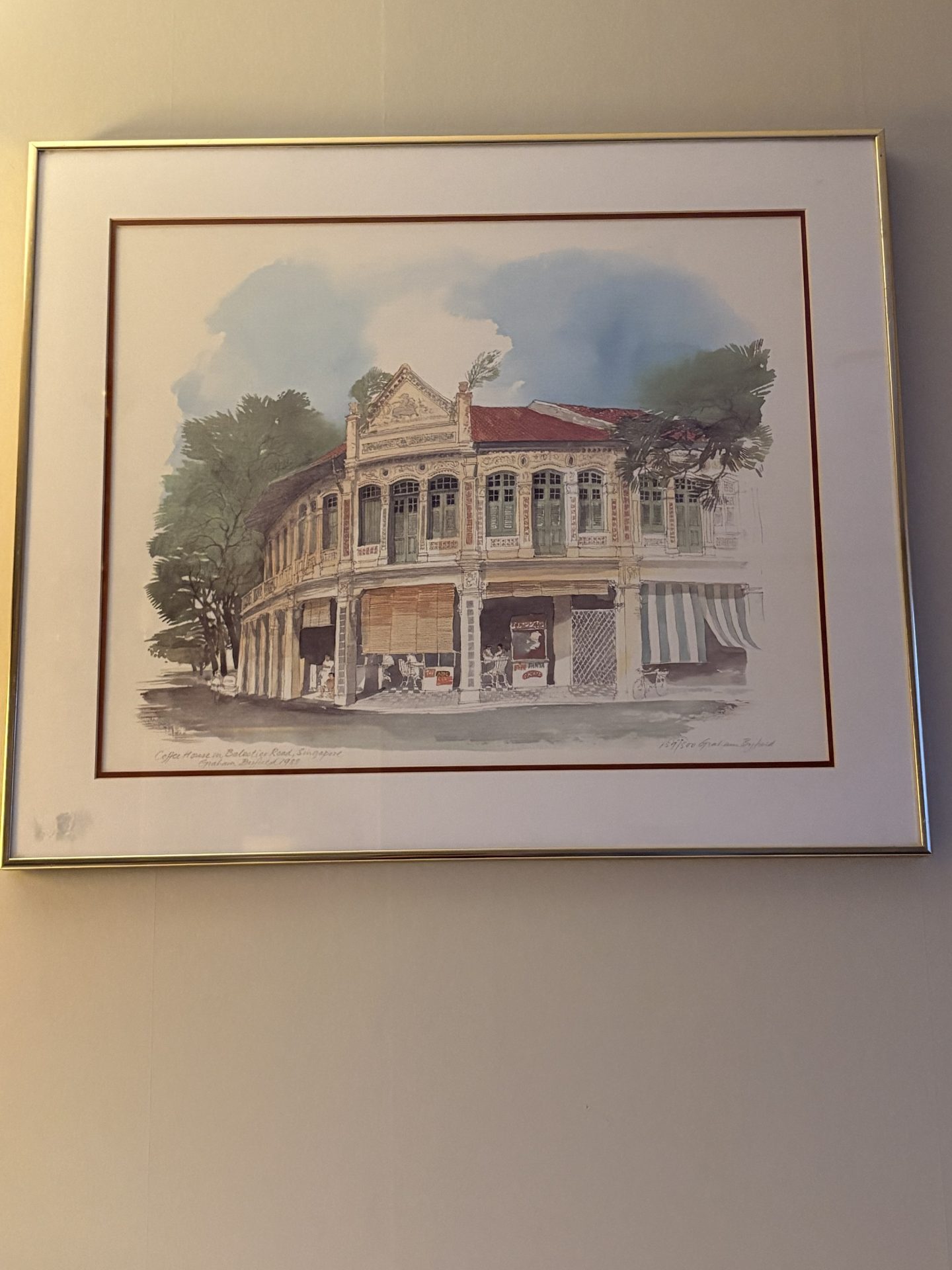 Vacker litografi utav konstnären Graham Byfield. Coffee House in Balestier Road Singapore 1988, nr 159/500.