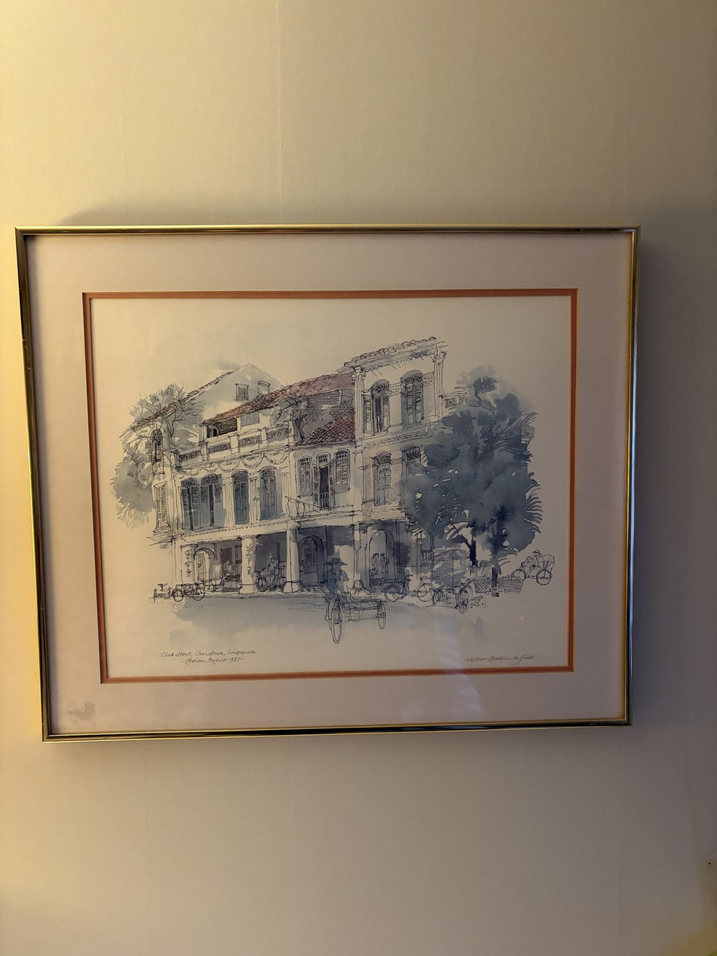 Vacker litografi utav konstnären Graham Byfield, Club Street Chinatown Singapore 1987, nr 158/500.