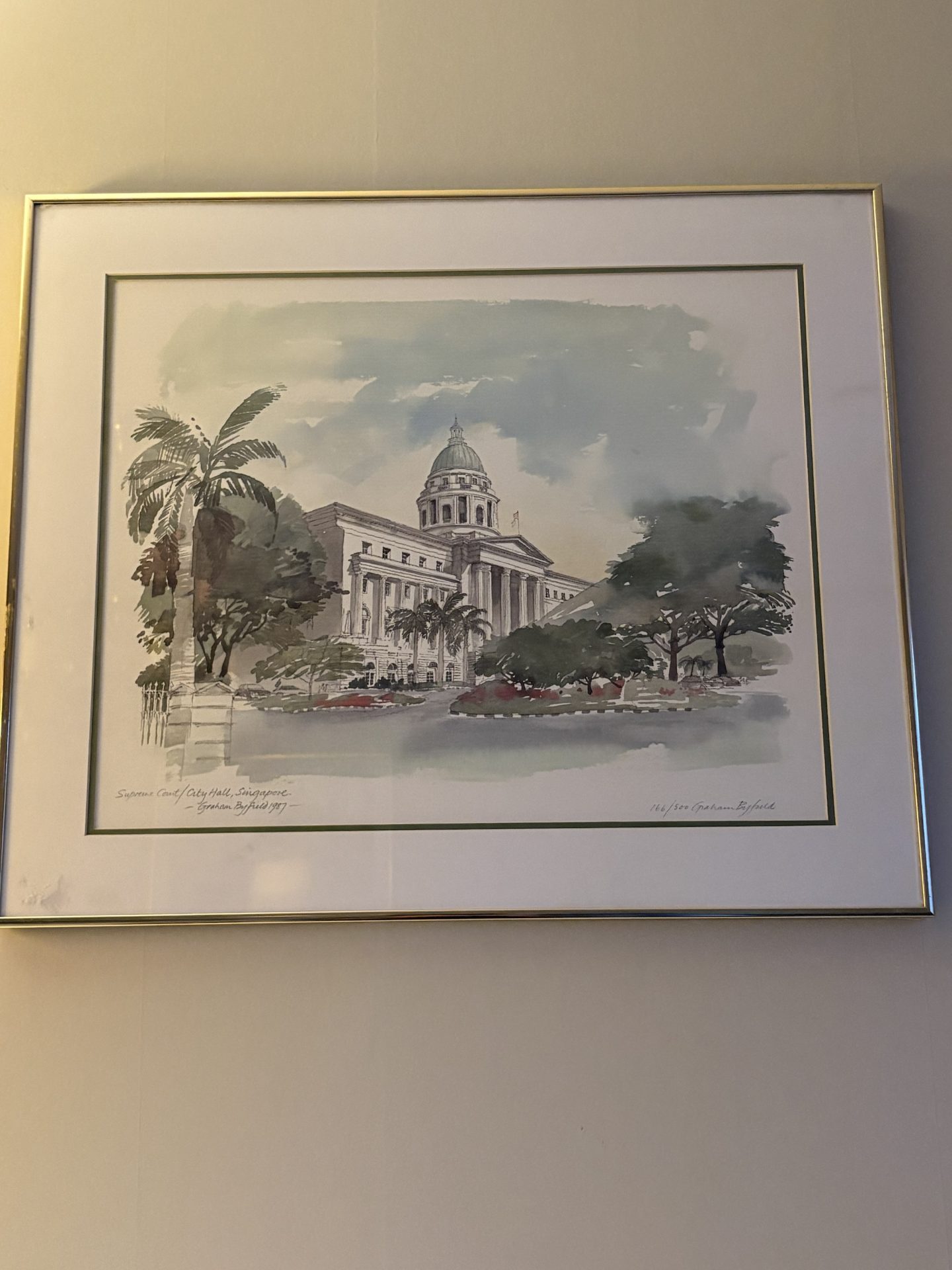 Vacker litografi utav konstnären Graham Byfield, Supreme Court / City Hall Singapore 1987, nr 166/500.