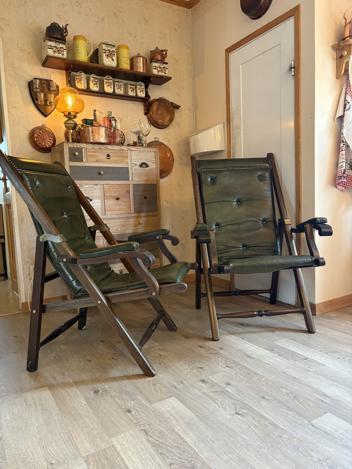 Två st vackra vintage campaign stolar i safari stil 1960/70 tal, äkta skinn, mässingbeslag i nyskick.