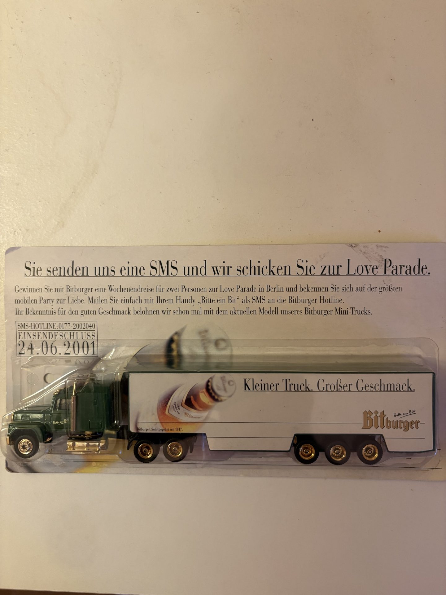 Öl lastbil, leksaksbil i förpackning. Kleiner Truck Grofser Geschmack ” Bitburger”.
