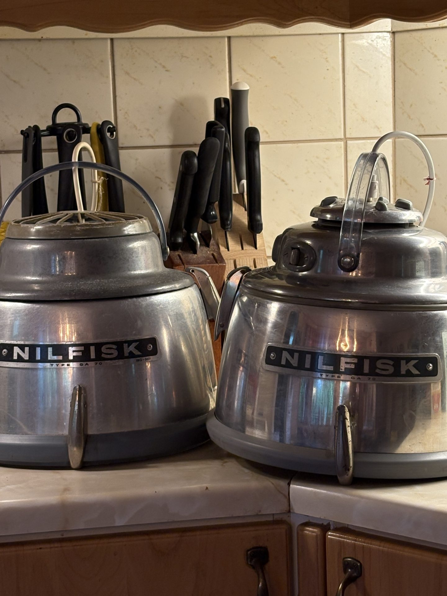 Två st vintage taklampor i industriell stil från Danska NILFISK passar fint i ex ett kök.