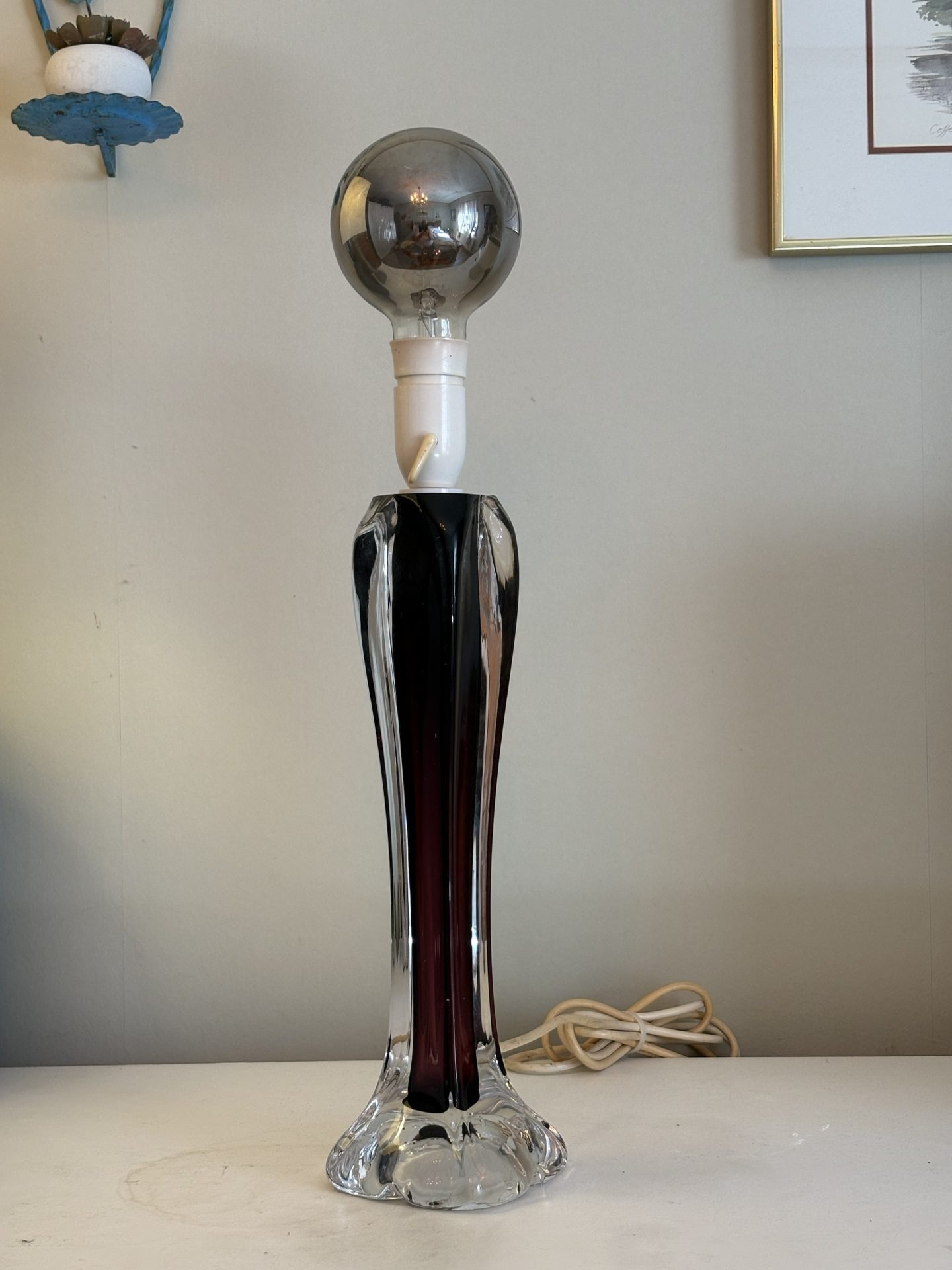 Vacker vintage bordslampa i glas 1950/60 tal. Ca 45 cm hög i nyskick. Fin både med skärm och som här med stor rökfärgad ledlampa.