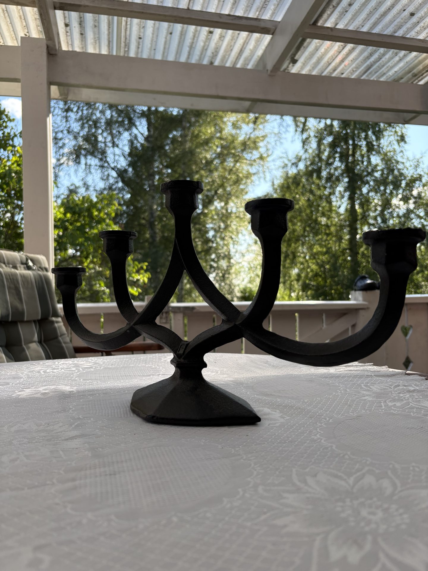 Vintage ljusstake 1950 tal med fem st ljushållare i gjutjärn i nygotisk design.
